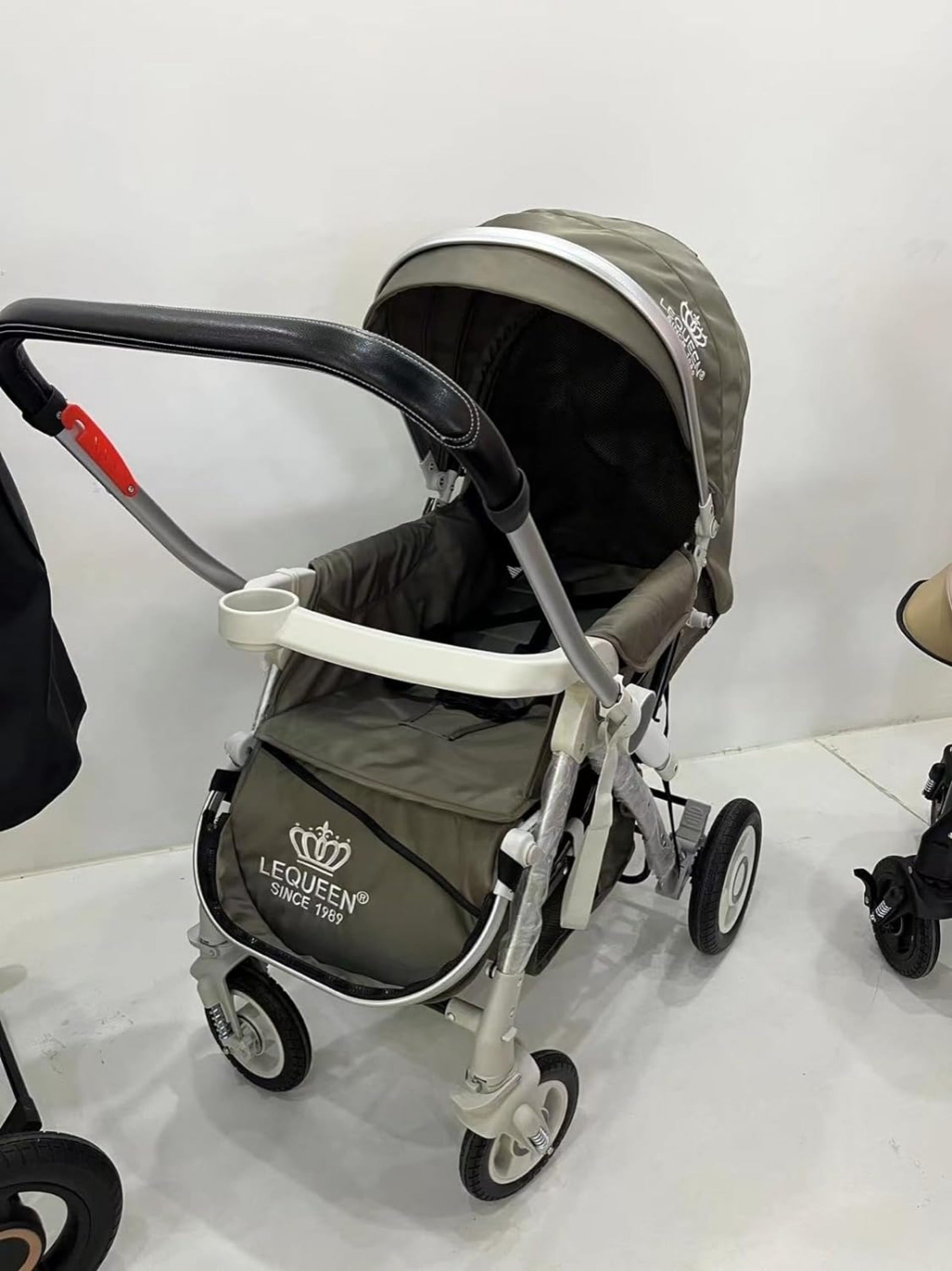 Le Queen Stroller Flip Arm - Folding - High Quality Grey ذراع قلاب جديد لعربة الاطفال من ليكوين - قابل للطي - رمادي عالي الجودة، للبالغين